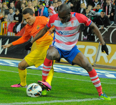 Nyom, otro de los destacados ante el Barcelona, pugna con Adriano  (BALDOMERO)