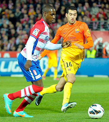 Ighalo controla un balón ante la atenta mirada de Busquets (BALDOMERO)