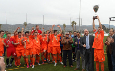El capitan granadino levanta el trofeo de campeones 
