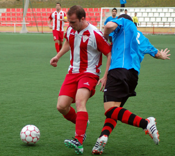 Una acción del derbi disputado en el municipal de La Zubia (LÁZARO)