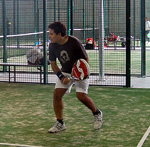 Un jugador en las nuevas instalaciones de Solar Padel
