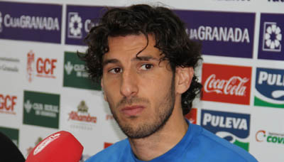 Diego Mainz atiende a los medios de comunicación tras el entreno