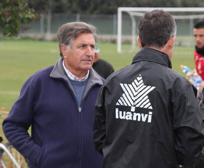 Antonio Sánchez dialoga con Lucas Alcaraz tras el entrenamiento 