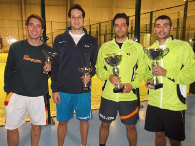 Algunos de los participantes posan con sus trofeos 