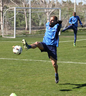 Aranda intenta controlar el balón 