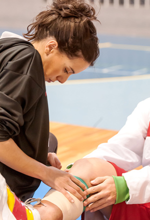 María del Mar trata a uno de los jugadores del Fundación (LUCÍA GÁMEZ)