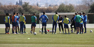 Los jugadores atienden las indicaciones de Alcaraz 
