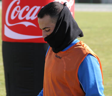 Borja Gómez se resguarda del frio en una foto de archivo 