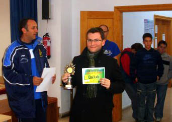 Francisco Jiménez recogiendo su trofeo de campeón (GRJ)