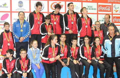 Los representantes del Ciudad de Granada posan con sus medallas