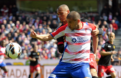 Aranda en una acción del encuentro ante el Real Mallorca (BALDOMERO)