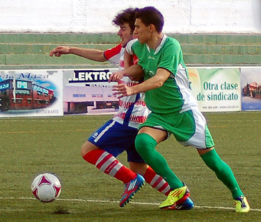 Una acción del encuentro entre Granada CF y Ciudad de Vícar (LÁZARO)