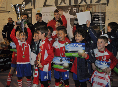 Los jugadores del Granada celebran la victoria 