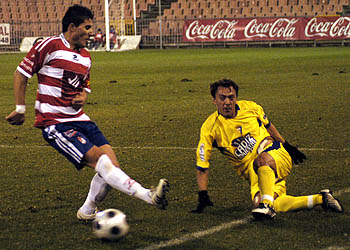 Jony, que debutó con la rojiblanca, con un jugador cadista (P. AYALA)