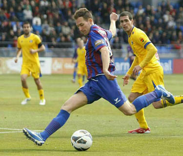 Migue García defendiendo los colores del Huesca 
