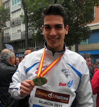 Amezcua posa con su medalla de oro