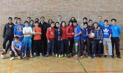 Granados junto al equipo directivo del colegio  alumnos