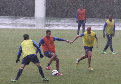 El Arabi controla el balón bajo la lluvia 