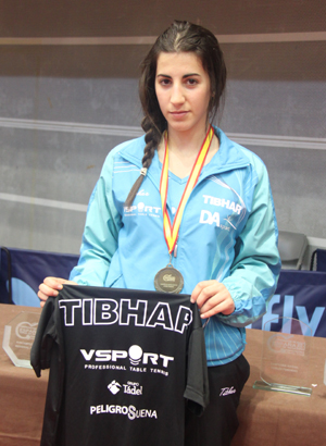 Laura Ramírez posa con una de sus medallas 