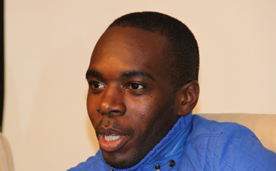 Nyom sonriente durante la rueda de prensa 