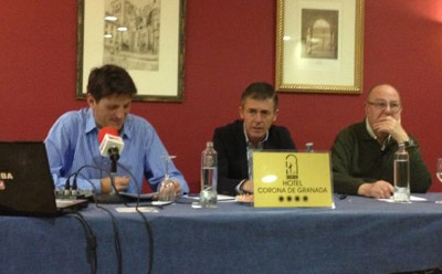 Lucas Alcaraz durante la conferencia junto a Hernández y Laso