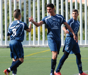 Los jugadores del conjunto cadete celebran un gol 