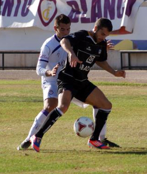 Gato protege el balón ante Adri