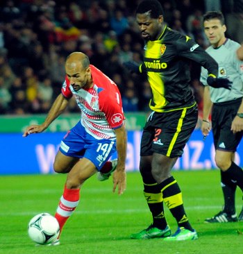Mikel Rico y Romaric, en el partido de la primera vuelta. (BALDOMERO)