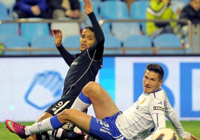 El Arabi apenas participó en el juego del Granada (LIGABBVA.COM)