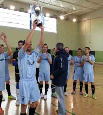 El capitán del Villanueva Mesía levanta la copa de campeón 
