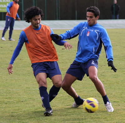 Iriney y Recio pugnan por un balón 