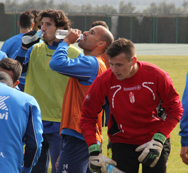Los jugadores se refrescan durante un descanso 