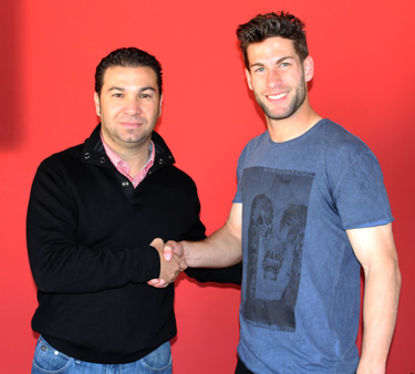 Cordero y Pedro Conde tras la firma de la renovación 