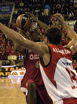 Hunter en una acción ante Manresa (P. AYALA)