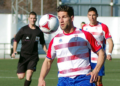 Conde intenta controlar el balón (LÁZARO)