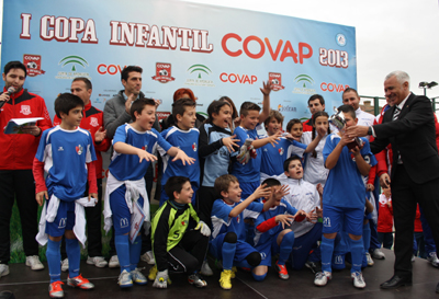 El Arenas reciba la copa de campeón 