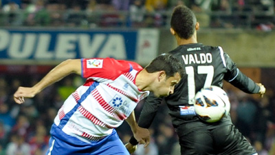 Iñigo López lucha un balón aereo (BALDOMERO)