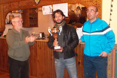 Luis Cabrera recibe su trofeo 