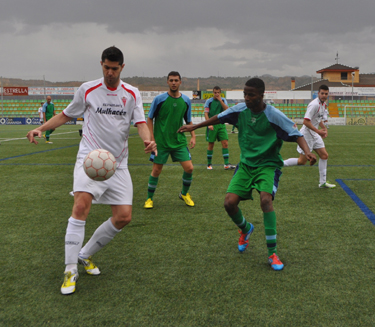 Ubric, protagonista con el hat trick, controla un balón