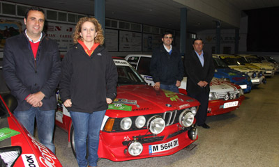 Francisco Rodríguez junto a varios de los vehículos participantes