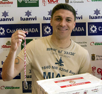 Siqueira posa con el premio al mejor jugador del trimestre (GRJ)