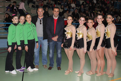 Francisco Rodríguez junto a las integrantes del equipo de gimnasia rítmica 