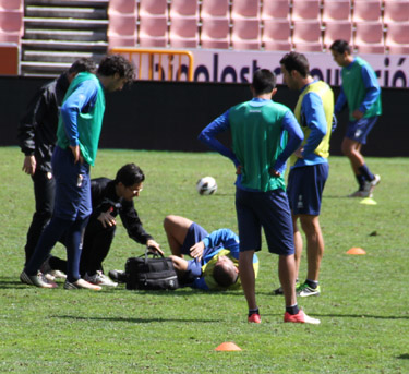 Aranda es atendido por el médico del club sobre el césped (GRJ)
