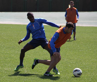 íñigo López conduce el balón con la presión de Ighalo (GRJ)