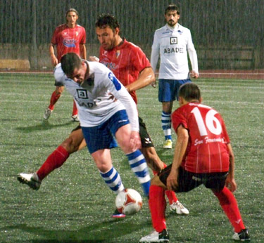 Álvaro Santos disputa un balón ante un jugador del San Fernando (CASTILLO)