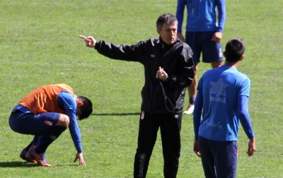 Lucas Alcaraz da instrucciones durante un entrenamiento. (GRJ)