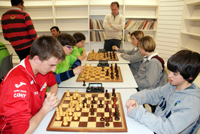 Un momento de una partida de ajedrez en el torneo (GRJ)