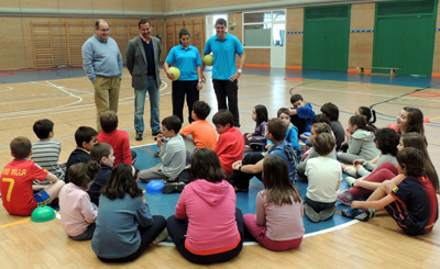 Granados, junto a los monitores y niños del Campus de Semana Santa