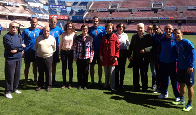 Miembros de la Asociación Parkinson con los jugadores rojiblancos en Los Cármenes