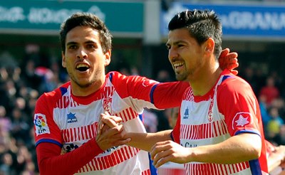Recio y Nolito celebran un gol durante un partido en Los Cármenes. (BALDOMERO)